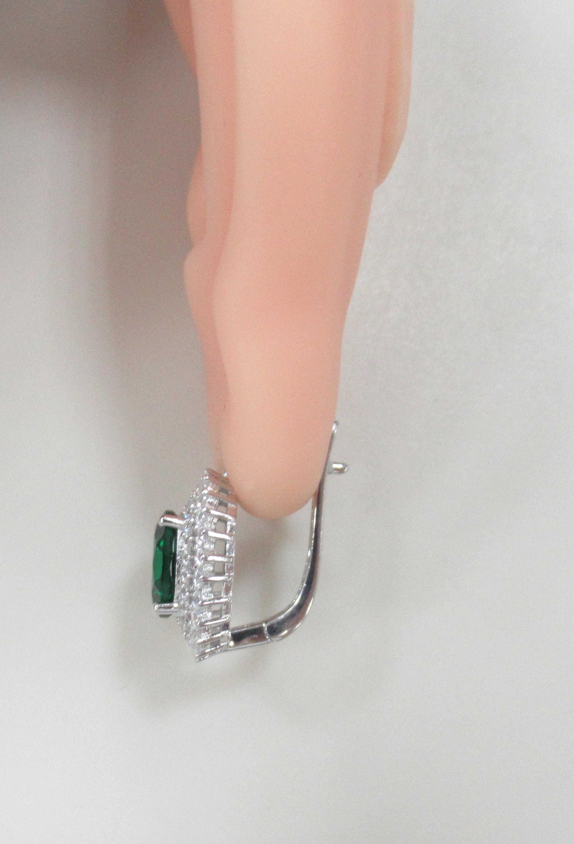 Серебряные серьги с выращенными изумрудами